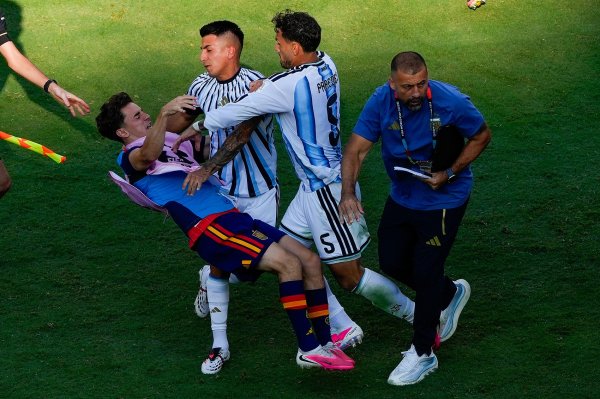 世界杯决赛赛后冲突！FIFA官方启动调查：阿根廷3人被控攻击行为