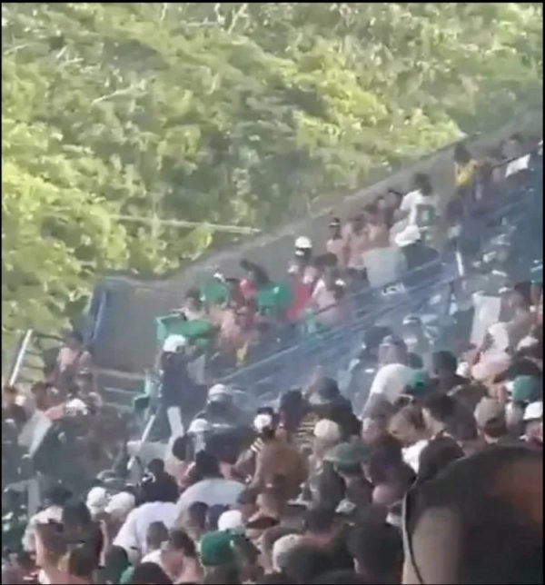 太阳报：哥伦比亚联赛球迷斗殴导致比赛中断，超300人被逐出球场